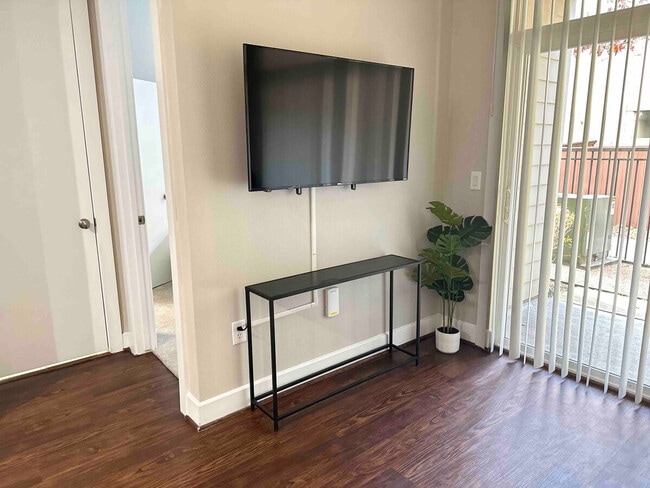 Building Photo - 12848 Queensbury Ln