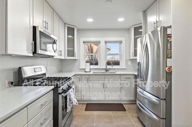 Building Photo - 528 Tennyson St