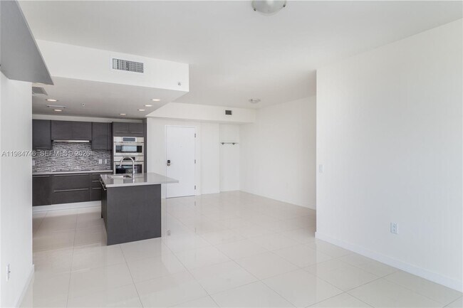 Foto del edificio - 7661 NW 107th Ave