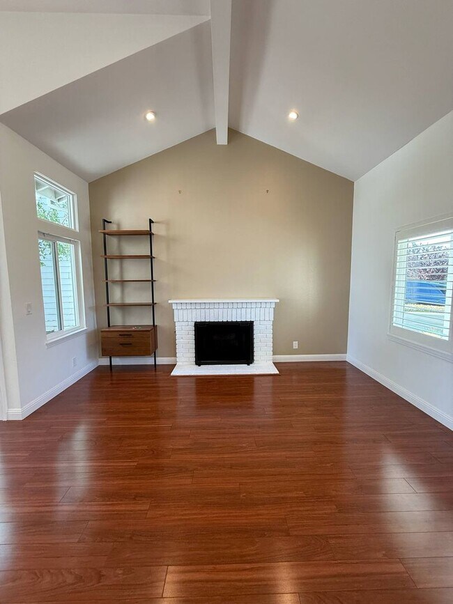 Foto del edificio - Stylish Redwood Shores Home with Vaulted Ceilings & Private Yard