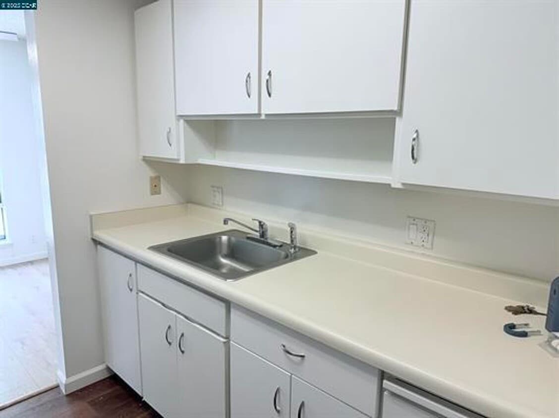 Primary Photo - Great commute location close to downtown W...
