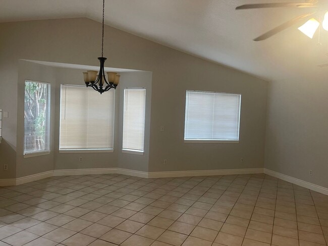 Building Photo - Spacious Home in Porterville