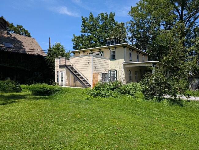 Building Photo - 131 W Walnut Ln