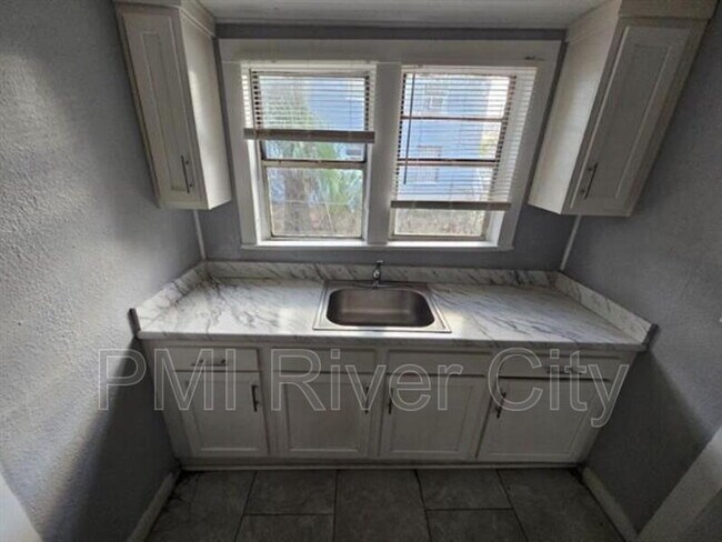 Foto del edificio - 1331 W 25th St