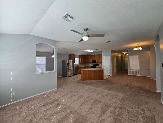 Foto del edificio - NEW IN MANAGEMENT - AVAILABLE NOW!