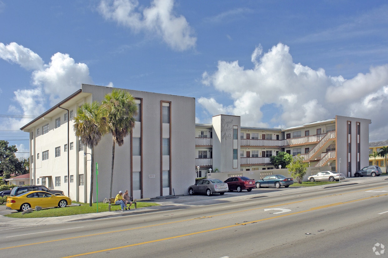 Primary Photo - Royal House Apartments