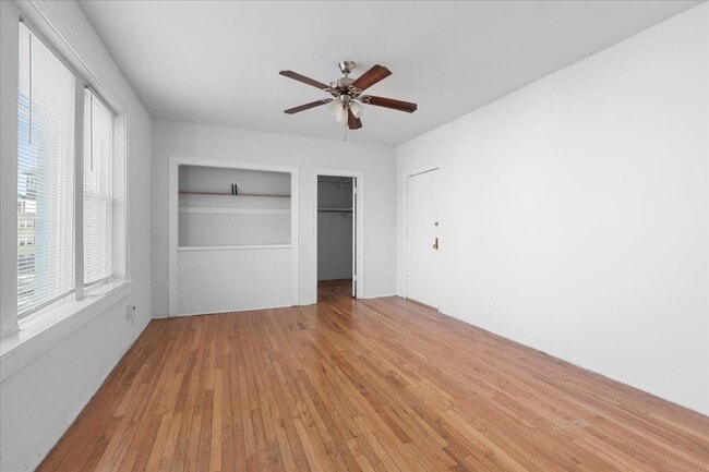 Building Photo - 1635 W Morse Ave