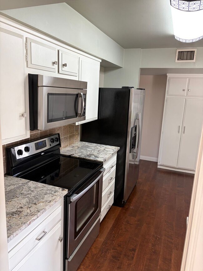 Foto del edificio - 55 and OLDER KERN CITY 2 BED UPDATED HOME