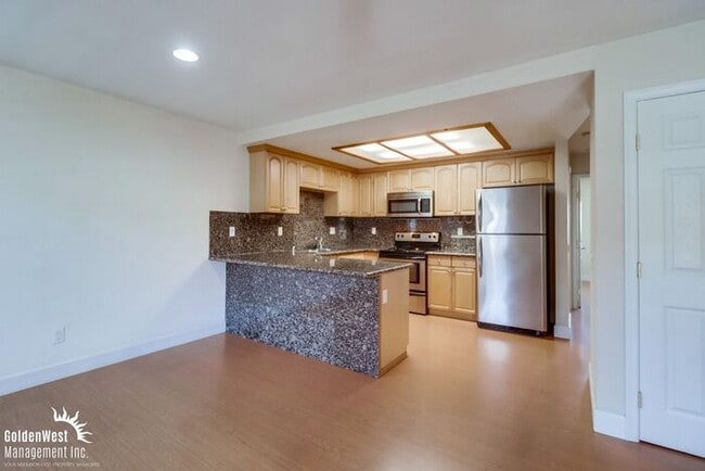 Building Photo - Stylish Upper-Level 2Bdm 1Ba Condo in Gate...
