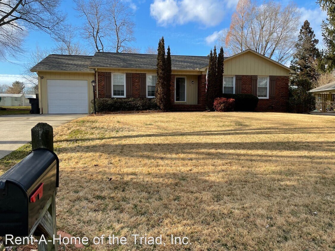 Primary Photo - 4 br, 3 bath House - 3229 Pine Needles Road