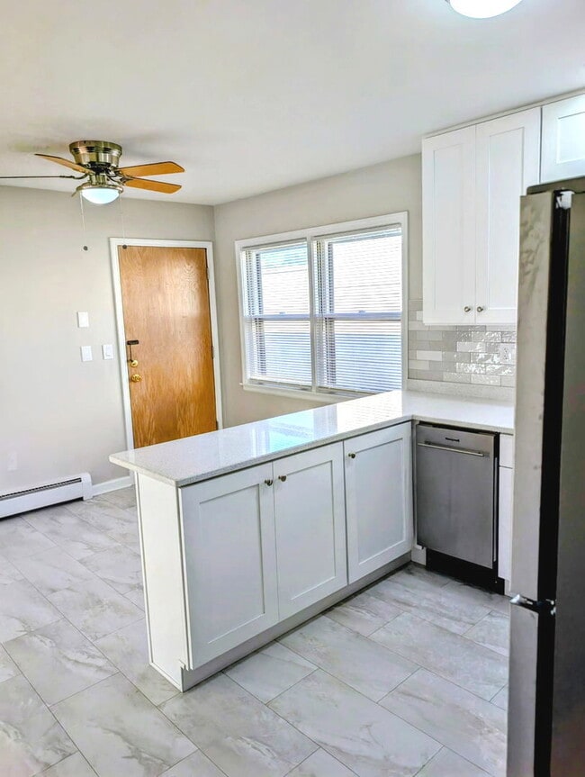 Building Photo - 5916 W Montrose Ave