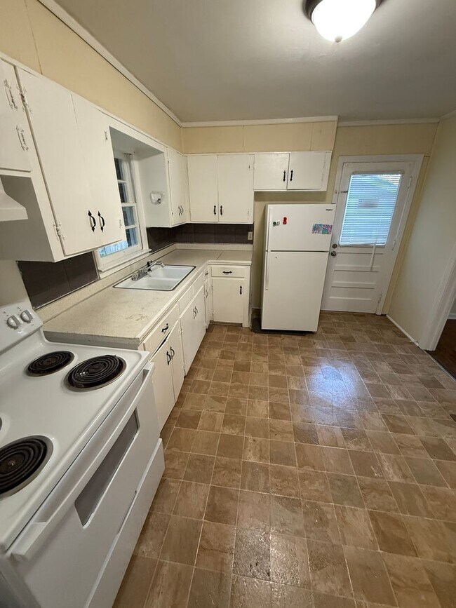 Foto del edificio - 3 Bedrooms, 1 Bathroom - House in West Rome!