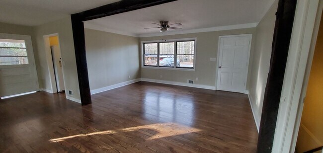 Foto del edificio - Desirable Woodstock Location!