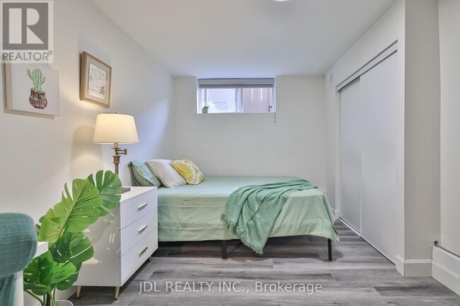 Photo du bâtiment - 5 Sorauren Ave