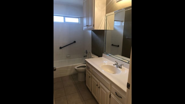 Building Photo - 6 Windtree Park