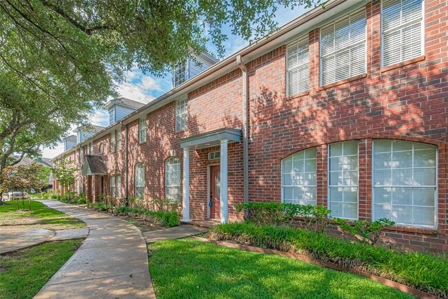 Foto del edificio - 1439 El Camino Village Dr