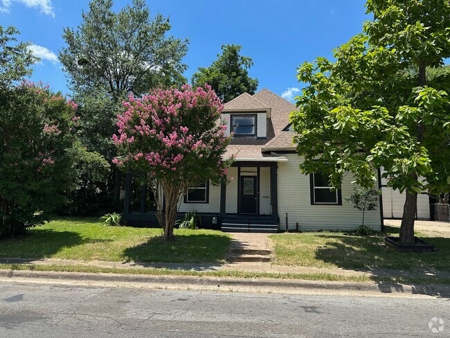 Building Photo - 105 12th St NE