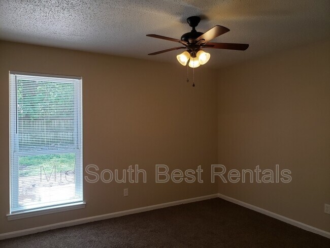 Foto del edificio - 8009 Burnelle Dr