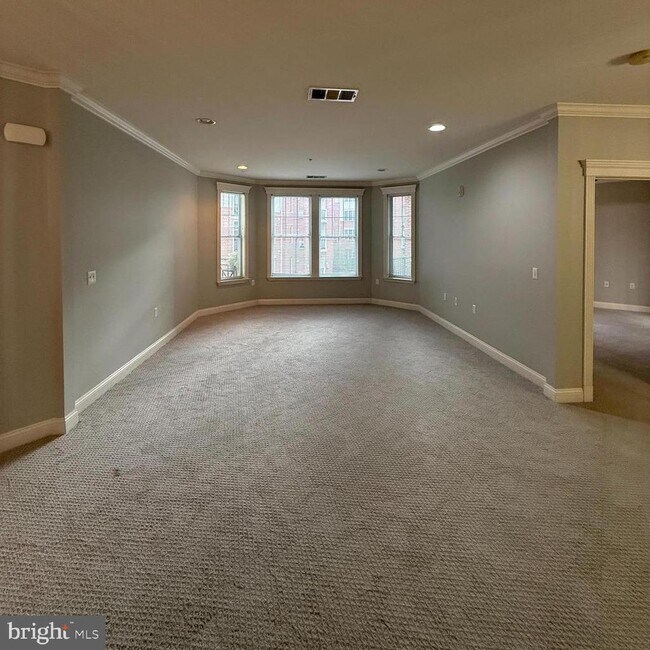 Building Photo - 300 W Elm St