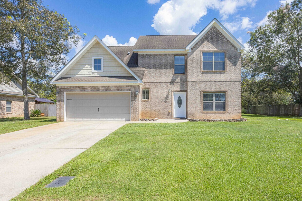 Foto principal - 8808 Bainbridge Dr