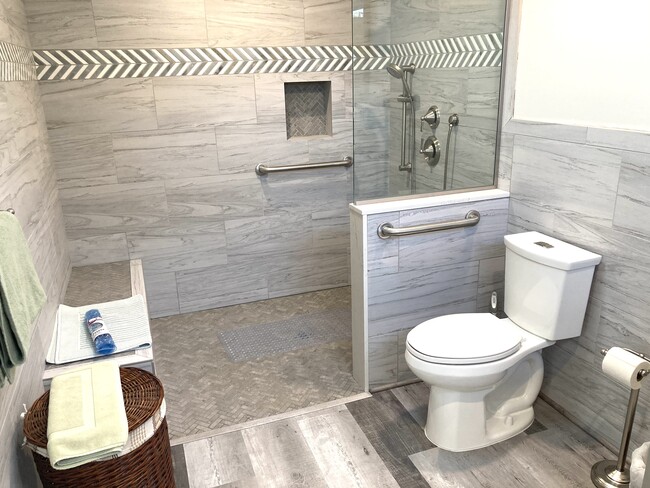 Large bathroom 1, off bedroom. - 1735 Midvale Ave