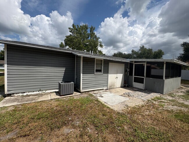 Building Photo - 424 Valley Dr