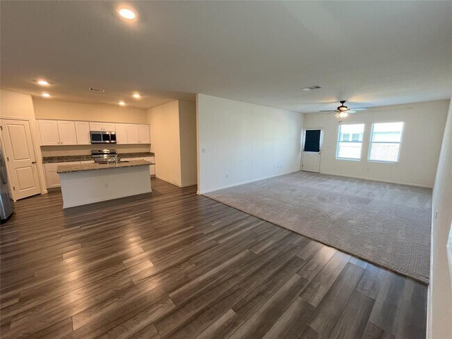 Foto del edificio - 215 Light Timber Rd