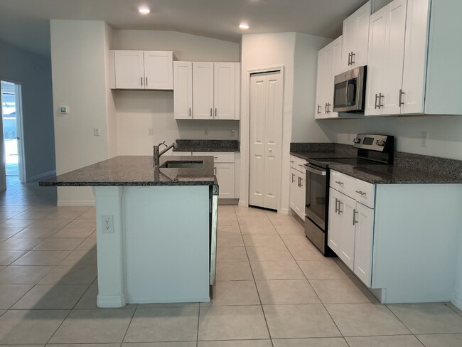 Foto del edificio - Spacious 4BR Single-Story in Lakeland