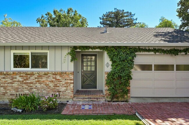 Building Photo - 2035 El Prado Ave