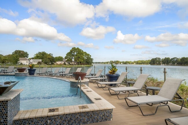 Building Photo - River House Apartments