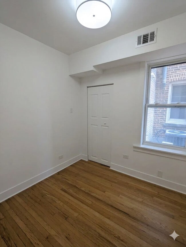 Building Photo - 1945 W Augusta Blvd