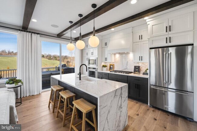 Foto del edificio - 707 Juniper Ct
