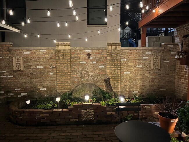 Vista nocturna del patio - toldo iluminado - 2446 W Thomas St