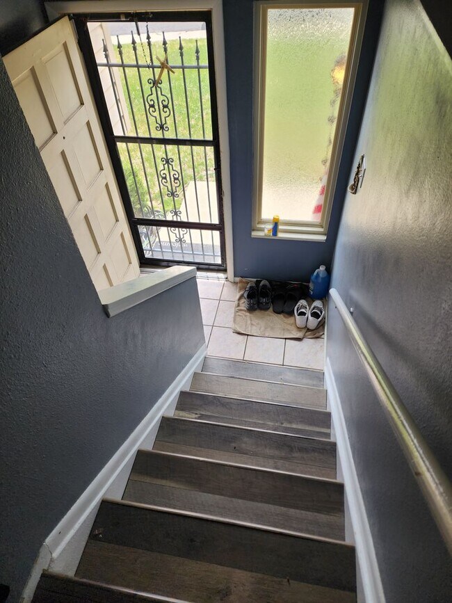 Foto del edificio - 4 Bedroom Tri-Level home in Westlake neigh...