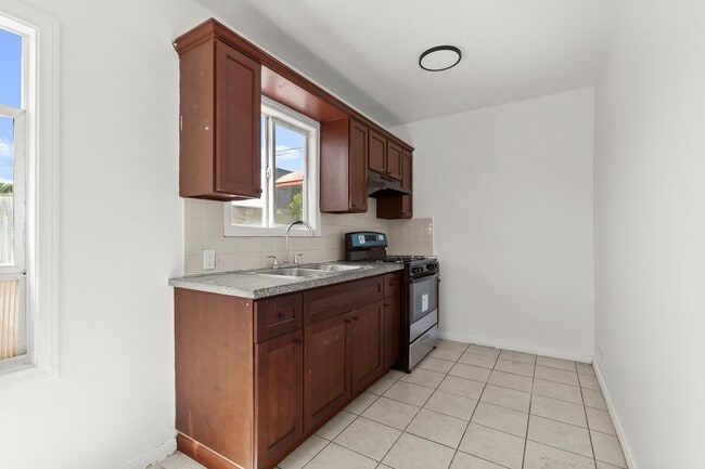 Interior Photo - 923 S Record Ave