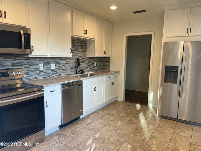 Building Photo - 1534 Peachtree Cir E