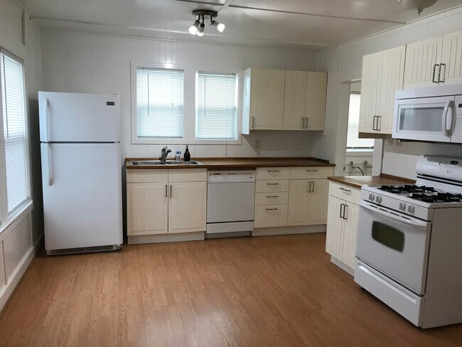Foto del edificio - Delightful Updated 2 Bedroom in heart of L...