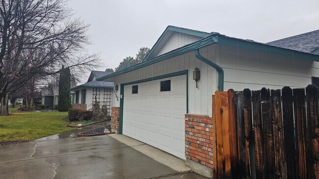 Foto del edificio - Make This West Boise Home Your Holiday Haven — 3 Beds, 2 Baths!