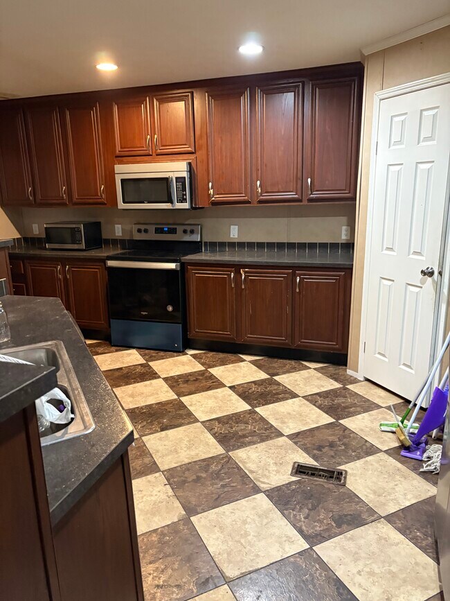 Cocina con electrodomésticos - 643 Dogwood Trl