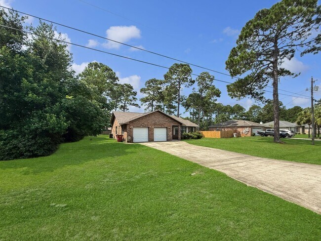 Foto del edificio - Charming Navarre Home with Hardwood Floors...