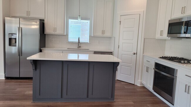 Foto del edificio - Beautiful 3 bedroom home plus office!