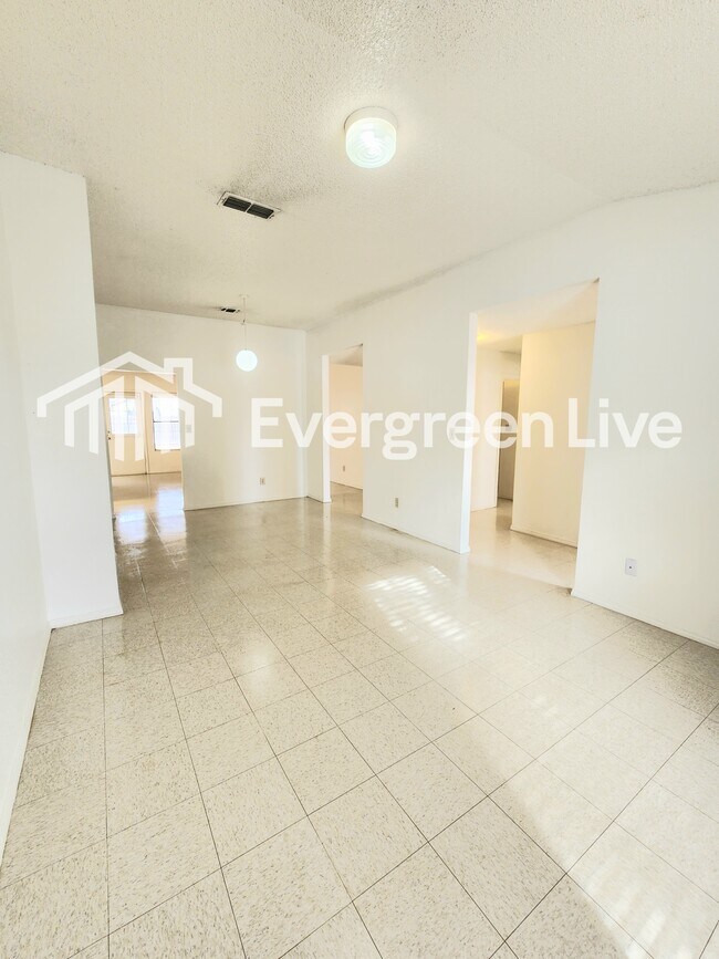 Building Photo - 2302 Sandia Ct