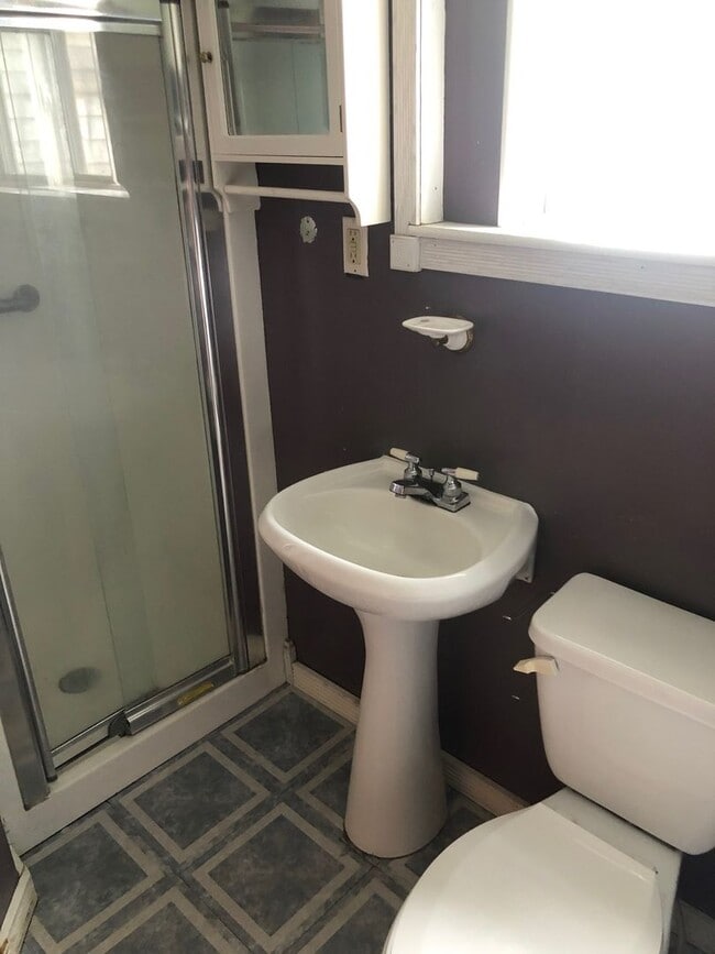 Building Photo - 4 Bedrooms/2 Bath Home with attached Garage   $1400