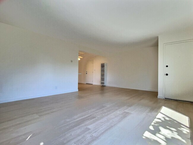 Building Photo - 3BD/2BA - Updated Duplex in Cozy Willow Gl...