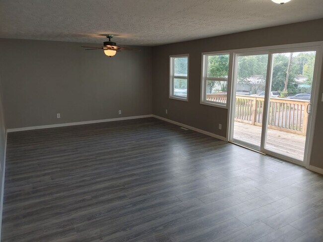 Foto del edificio - ROOM TO ROAM! NORTHSIDE PARKERSBURG 4 BEDROOM