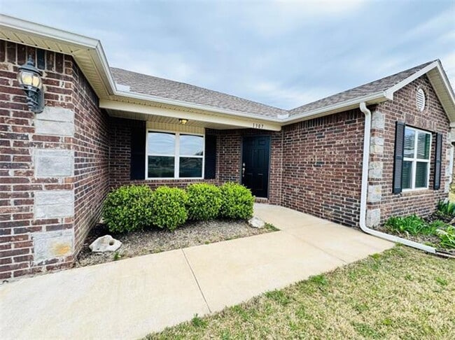 Foto del edificio - 4 bed/2 bath newer construction in prime location in Claremore!