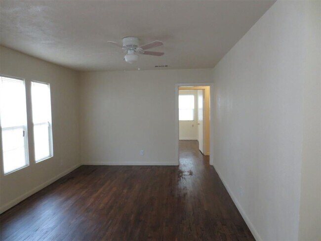 Building Photo - 11522 Sinclair Ave