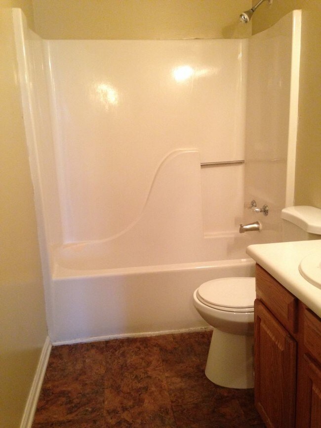 Building Photo - 3BR/1BA EastLake Apartments