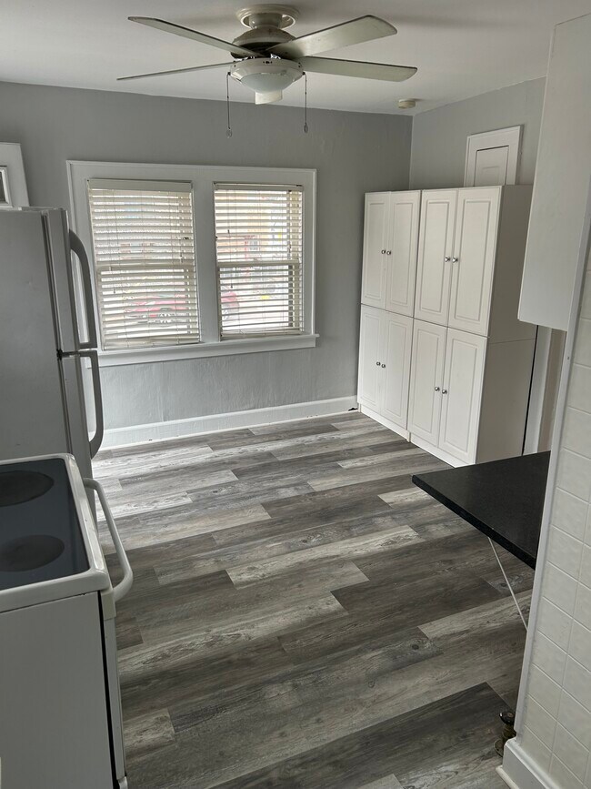 Kitchen - 1463 N Franklin Pl