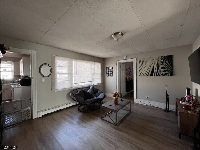 Building Photo - 20 Clove Ave